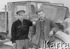 Brak daty, Kazachska SRR, ZSRR.
Dwaj mężczyźni w strojach roboczych na tle ciężarówki.
Fot. NN, zbiory Ośrodka KARTA, udostępnił Edward Karluk
