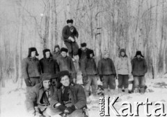 1957, Karaganda, Karagandyjska obł., Kazachska SRR, ZSRR.
Grupa mężczyzn w kufajkach i uszankach w lesie.
Fot. NN, zbiory Ośrodka KARTA, udostępnił Edward Karluk