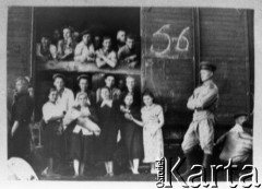 1956, Dżezkazgan, Karagandyjska obł., Kazachska SRR, ZSRR.
Transport więźniów z łagru w Dżezkazganie do łagru w Bałchaszu - grupa mężczyzn i kobiet przy wagonie kolejowym, obok stoi żołnierz.
Fot. NN, zbiory Ośrodka KARTA, udostępnił Edward Karluk