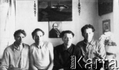 1955 lub 1956, Workuta, Komi ASRR, ZSRR.
Więźniowie zwolnieni z łagrów. Od lewej Hodorowicz, NN (Litwin), Stanisław Kupraszewicz, NN (Ukrainiec).
Fot. NN, zbiory Ośrodka KARTA, udostępnił Stanisław Kupraszewicz