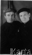1954, Norylsk lub Dudinka, Krasnojarski Kraj, ZSRR.
Więźniowie łagrów, od lewej: Józef Duniec, Bałtowski.
Fot. NN, zbiory Ośrodka KARTA, udostępnił Józef Duniec