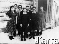 Styczeń 1955, Maslejewo, Krasnojarski Kraj, ZSRR.
Jadwiga Pawlukowska (pierwsza z prawej) z grupą Ukrainek na przymusowej zsyłce przed wspólnie zamieszkiwanym domem.
Fot. NN, zbiory Ośrodka KARTA, udostępniła Jadwiga Pawlukowska.