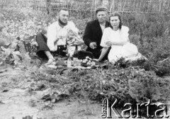 Sierpień 1957, Maslejewo, Krasnojarski Kraj, ZSRR.
Jadwiga Pawlukowska z mężem i synkiem w przydomowym ogrodzie.
Fot. NN, zbiory Ośrodka KARTA, udostępniła Jadwiga Pawlukowska.


