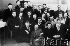 07.05.1955, Norylsk, Krasnojarski Kraj, ZSRR.
Polacy zwolnieni z sowieckich łagrów, na zdjęciu m.in. Hanna Górska (siedzi druga od lewej), Hanna Słabkowska (siedzi trzecia od lewej), Helena Stańczyk, Stanisława Kowalewicz (siedzi czwarta z prawej), Zuzanna Czebotar, Marian Dowgiałło, pozostałe osoby nieznane.
Fot. NN, zbiory Ośrodka KARTA, udostępniła Jadwiga Pawlukowska.


