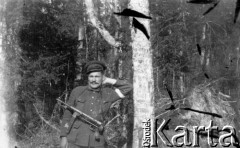 Po 1945, Przewałka k. Jeziorni, Grodzieńska obł., Białoruś.
Żołnierz AK z oddziałów działających na Grodzieńszczyźnie po 1945 roku.
Fot. NN, zbiory Ośrodka KARTA, udostępnił Jan Łopaciński.


