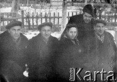Styczeń 1956, Chabarowsk, Chabarowski Kraj, ZSRR.
Grupa Polaków oczekujących na wyjazd do kraju, pierwszy z lewej siedzi Jan Łopaciński.
Fot. NN, zbiory Ośrodka KARTA, udostępnił Jan Łopaciński.


