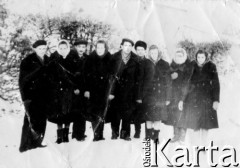 1956, Sanok, Polska.
Punkt repatriacyjny w Sanoku, stoją od lewej: Jan Łopaciński, Halina Mielnik, Stanisław Hrynik, czwarty z prawej stoi Jan Ćwinder.
Fot. NN, zbiory Ośrodka KARTA, udostępnił Jan Łopaciński.

