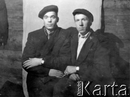 b. daty, Kołyma, ZSRR.
Zesłańcy, byli więźniowie łagrów - Michał Koczan z Lidy (z lewej) z kolegą.
Fot. NN, zbiory Ośrodka KARTA, udostępnił Jan Łopaciński.


