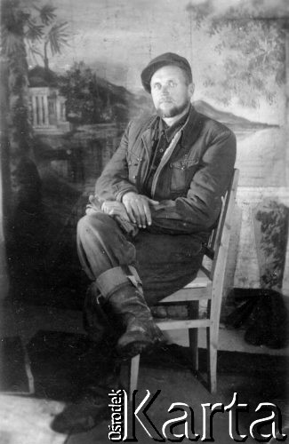 Wrzesień 1953, Kujdusun, Kołyma, ZSRR.
Jan Łopaciński - były więzień sowieckich łagrów, zesłaniec, sfotografował się po powrocie z sianokosów nad rzeką Indygirką.
Fot. NN, zbiory Ośrodka KARTA, udostępnił Jan Łopaciński.


