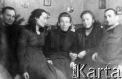 Brak daty, ZSRR.
Na zdjęciu m.in.: Krystyna Malinowska (2. z lewej), Elżbieta Prandecka (2. z prawej).
Fot. NN, zbiory Ośrodka KARTA, udostępniła  Elżbieta Prade-Prandecka