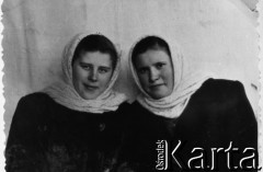 Brak daty, ZSRR.
Portret dwóch kobiet w jasnych chustkach na głowach.
Fot. NN, zbiory Ośrodka KARTA, udostępniła Janina Zawidow