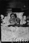 Brak daty, ZSRR.
Dziecko leżące na łóżku.
Fot. NN, zbiory Ośrodka KARTA, udostępniła Janina Zawidow