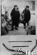 Brak daty, ZSRR.
Mężczyźni w płaszczach i futrzanych czapkach obok zaprzęgu reniferów.
Fot. NN, zbiory Ośrodka KARTA, udostępniła Janina Zawidow