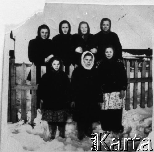 Brak daty, ZSRR.
Kobiety przy drewnianym płocie.
Fot. NN, zbiory Ośrodka KARTA, udostępniła Janina Zawidow