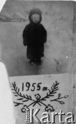 1955, ZSRR.
Portret dziecka. Pod zdjęciem rysunek z napisem: 1955 m.
Fot. NN, zbiory Ośrodka KARTA, udostępniła Janina Zawidow