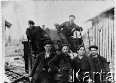 Brak daty, ZSRR.
Mężczyźni przy maszynie.
Fot. NN, zbiory Ośrodka KARTA, udostępnił Janina Zawidow