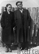 Brak daty, ZSRR.
Kobieta i mężczyzna przy płocie.
Fot. NN, zbiory Ośrodka KARTA, udostępniła Janina Zawidow