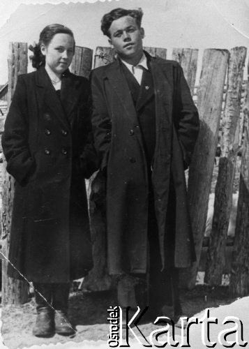 Brak daty, ZSRR.
Kobieta i mężczyzna przy płocie.
Fot. NN, zbiory Ośrodka KARTA, udostępniła Janina Zawidow
