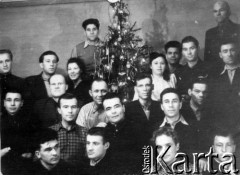 Grudzień 1954, Norylsk, Krasnojarski Kraj, ZSRR.
Polacy zesłani do Norylska podczas Świąt Bożego Narodzenia, na zdjęciu m.in. Karol Gonet (w drugim rzędzie od dołu drugi z lewej), Edward Janczurewicz (z lewej przy choince), Kazimierz Szyłobryt (w ostatnim rzędzie trzeci od prawej).
Fot. NN, zbiory Ośrodka KARTA, udostępnił Józef Ragiń Lucyna Mazurek