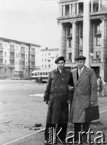 Sierpień 1954, Norylsk, Krasnojarski Kraj, ZSRR.
Byli więźniowie łagrów przed hotelem, z lewej stoi Józef Ragiń.
Fot. NN, zbiory Ośrodka KARTA, udostępnił Józef Ragiń.


