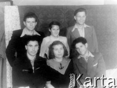 b. daty, Norylsk, Krasnojarski Kraj, ZSRR.
Polacy - byli więźniowie sowieckich łagrów, wszyscy powrócili do kraju w 1955 r. Z lewej siedzi Józef Ragiń, obok jego żona.
Fot. NN, zbiory Ośrodka KARTA, udostępnił Józef Ragiń.


