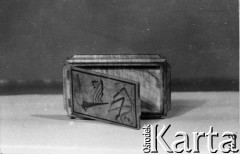 Brak daty, Riazań, Riazańska obł., ZSRR.
Pudełko drewniane wykonane przez nieznanego więźnia obozu. Napisy 