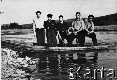 1953-1955, Kołyma, Magadańska obł., ZSRR.
Mężczyźni w łódce. 1.z lewej Leon (nazwisko nieznane), 2. z prawej Józef (nazwisko nieznane). Zdjęcie  zrobione niedaleko kopalni złota.
Fot. NN, zbiory Ośrodka KARTA, udostępnił Henryk Meszczyński