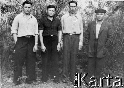 1955 (?), Kołyma, Magadańska obł., ZSRR.
Od lewej: Józef (nazwisko nieznane), NN, Leon (nazwisko nieznane), NN.
Fot. NN, zbiory Ośrodka KARTA, udostępnił  Henryk Meszczyński