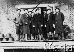 1955, Norylsk, Krasnojarski Kraj, ZSRR.
Grupa mężczyzn w strojach roboczych przed magazynem kopalni Miedwieżyj Ruczaj, drugi od prawej: Romuald Raubo.
Fot. NN, zbiory Ośrodka KARTA, udostępnił Romuald Raubo