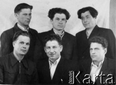 20.05.1956, Susuman, Kołyma, Magadańska obł., ZSRR. Od lewej u dołu: Henryk Łachucik, Czesław Szmigielski, pozostali nierozpoznani.
Fot. NN, zbiory Ośrodka KARTA, udostępnił Hipolit Suchocki