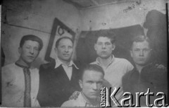 1955 lub 1956, Kołyma, Magadańska obł., ZSRR.
U dołu: Hipolit Suchocki; u góry od lewej: NN, NN, Stanisław Żuk, Henryk Łachucik. 
Fot. NN, zbiory Ośrodka KARTA, udostępnił Hipolit Suchocki