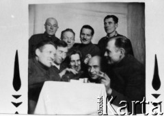 1955 lub 1956, Kołyma, Magadańska obł., ZSRR.
Grupa mężczyzn przy stole.
Fot. NN, zbiory Ośrodka KARTA, udostępnił Hipolit Suchocki