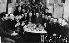25.12.1955, Ares, Kołyma, Magadańska obł., ZSRR.
Więźniowie łagru przy świątecznym stole.
Fot. NN, zbiory Ośrodka KARTA, udostępnił Hipolit Suchocki