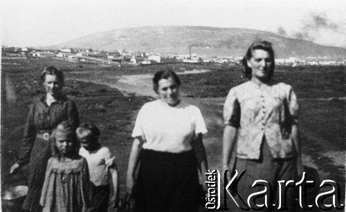 1955, Magadan lub Nagajewo, Kołyma, Magadańska obł., ZSRR.
Kobiety z dziećmi.
Fot. NN, zbiory Ośrodka KARTA, udostępniła Janina Durlik