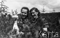 1955, Magadan, Kołyma, Magadańska obł., ZSRR.
Dwie kobiety między iglastymi krzewami. Z lewej Janina Durlik.
Fot. NN, zbiory Ośrodka KARTA, udostępniła Janina Durlik