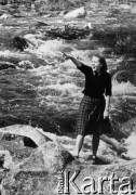 1955, Nagajewo, Kołyma, Magadańska obł., ZSRR.
Janina Durlik - stoi nad brzegiem rzeki na tle wzburzonej wody.
Fot. NN, zbiory Ośrodka KARTA, udostępniła Janina Durlik