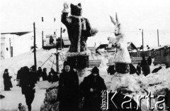 1955, Magadan, Kołyma, Magadańska obł., ZSRR.
Nowy Rok. Dwie kobiety na tle rzeźby wilka i zająca. Z lewej: Janina Durlik.
Fot. NN, zbiory Ośrodka KARTA, udostępniła Janina Durlik