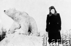 1955, Magadan, Kołyma, Magadańska obł., ZSRR.
Janina Durlik stoi przy rzeźbie niedźwiedzia.
Fot. NN, zbiory Ośrodka KARTA, udostępniła Janina Durlik