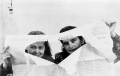 1954-1955, Magadan, Kołyma, ZSRR.
Janina Durlik (z lewej) i Zdzisława Paczosińska po zwolnieniu z łagru.
Fot. NN, zbiory Ośrodka KARTA, udostępniła Janina Durlik.
