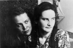 1955, Magadan, Kołyma, ZSRR.
Janina Durlik (z lewej) i Zdzisława Paczosińska na zesłaniu po zwolnieniu z łagru.
Fot. NN, zbiory Ośrodka KARTA, udostępniła Janina Durlik.