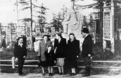 1955, Magadan lub Chabarowsk, ZSRR.
Polacy zwolnieni z łagrów, w środku stoją: Zdzisława Paczosińska, Janina Durlik, Krystyna Zajączkowska-Rudnicka.
Fot. NN, zbiory Ośrodka KARTA, udostępniła Janina Durlik.