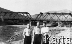 Brak daty, Kołyma, Magadańska obł., ZSRR.
Trzech mężczyzn w koszulach na tle mostu nad rzeką.
Fot. NN, zbiory Ośrodka KARTA