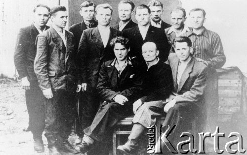 Lata 50-te, Kołyma, ZSRR.
Więźniowie zwolnieni z łagrów; w środku siedzi Bolesław Kołtun, pozostali NN 