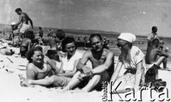 Kołyma?, Magadańska obł., ZSRR.
Grupa osób na plaży.
Fot. NN, zbiory Ośrodka KARTA, udostępnił L. Paszkowski