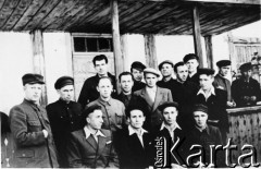 1958, Poćma, Mordwińska ASRR, ZSRR.
Grupa zesłańców przed drewnianym budynkiem.
Fot. NN, zbiory Ośrodka KARTA, udostępnił Józef Berdowski