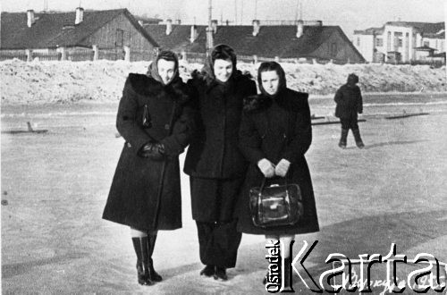 1955, Workuta, Komi ASRR, ZSRR.
Trzy kobiety w zimowych strojach na tle budynków. Stoją od lewej: Natalia Odyńska, Wanda Cejko, Jadwiga Olechnowicz.
Fot. NN, zbiory Ośrodka KARTA, udostępniła Natalia Zarzycka