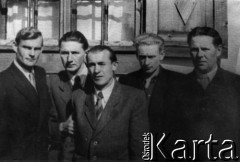 Brak daty, Workuta, Komi ASRR, ZSRR.
Pięciu mężczyzn na tle okna. Pierwszy od lewej Olgierd Zarzycki.
Fot. NN, zbiory Ośrodka KARTA, udostępniła Natalia Zarzycka