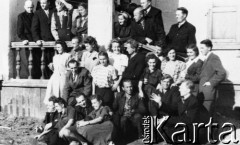 Ok. 1955, Workuta, Komi ASRR, ZSRR.
Grupa osób zwolnionych z łagrów przed budynkiem.
Fot. NN, zbiory Ośrodka KARTA, udostępniła Natalia Zarzycka