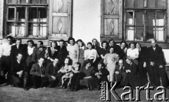 Lata 50-te, Workuta (?), Komi ASRR, ZSRR.
Grupa osób przed budynkiem.
Fot. NN, zbiory Ośrodka KARTA, udostępniła Natalia Zarzycka