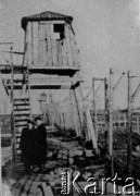 1956, Workuta, Komi ASRR, ZSRR.
Natalia Odyńska i Olgierd Zarzycki, zwolnieni z łagrów, przed wieżą strażniczą zlikwidowanego obozu, w tak zwanej 